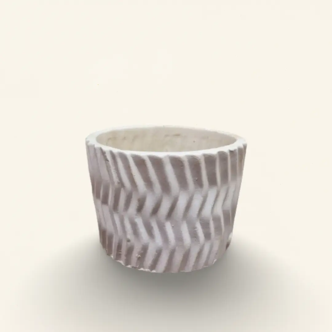 Maceta Blanca en Relieve Zigzag – Diseño Moderno