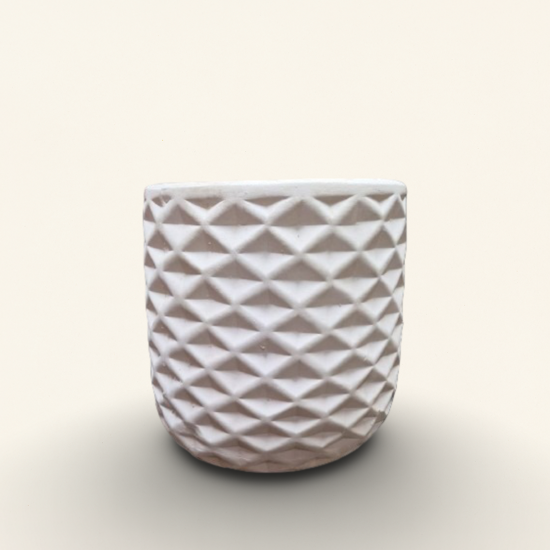 Maceta Geométrica Blanca – Diseño en Relieve